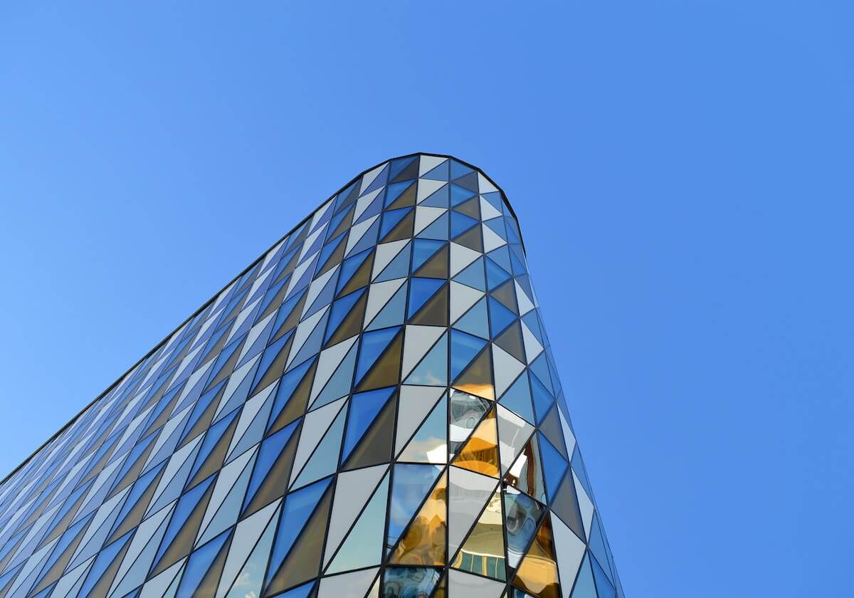 开云体育真人-F1开赛在即，上海进入“痛城模式”，嘉年华四地联动，地铁换新装